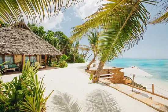 Couple de plage de Zanzibar relaxant