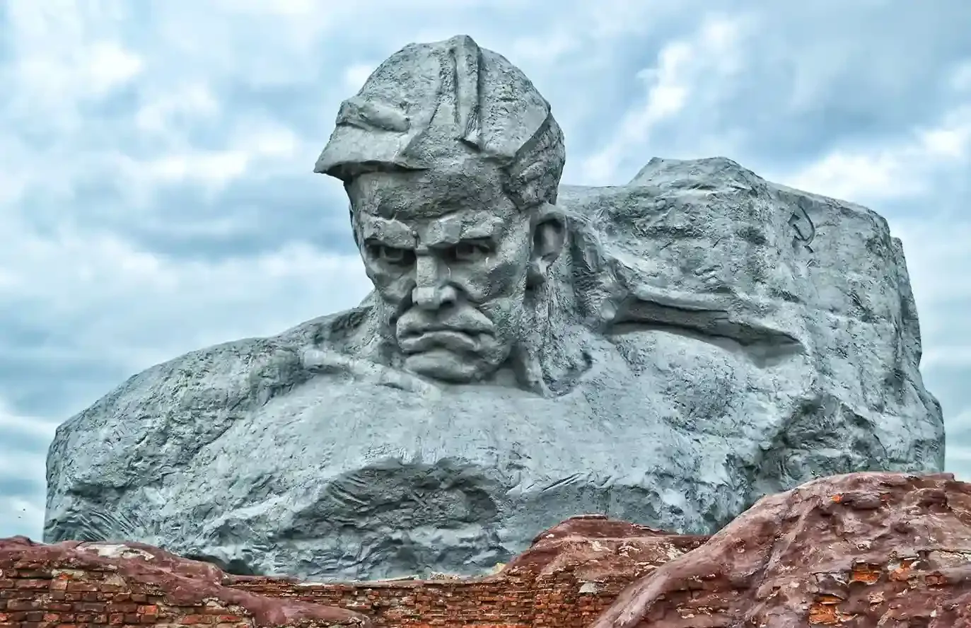 Minsk skyline, Mir Castle, Belovezhskaya Pushcha bison and Brest Fortress – Belarus travel guide 2026-2027