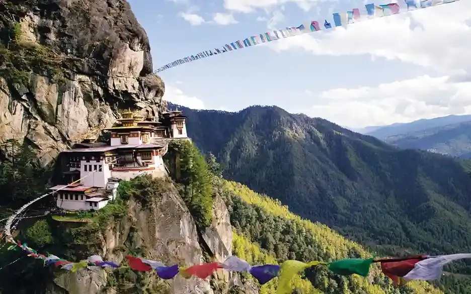 Paro Taktsang (Tiger’s Nest), Punakha Dzong, Himalayan peaks and prayer flags – Bhutan travel guide 2026-2027