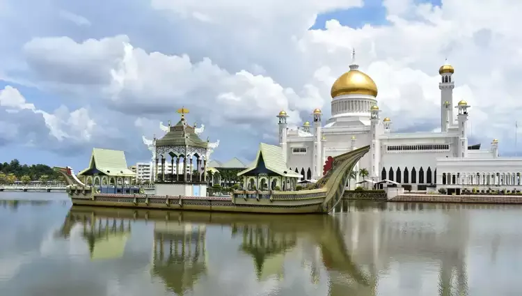 Omar Ali Saifuddien Mosque, Kampong Ayer water village, Ulu Temburong rainforest canopy walkway – Brunei travel guide 2026-2027
