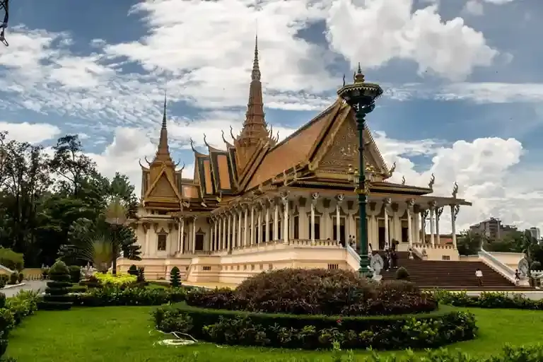 Angkor Wat sunrise, Bayon temple, Phnom Penh Royal Palace and Koh Rong beaches – Cambodia travel guide 2026-2027