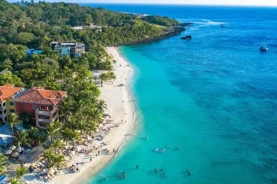 Copán Mayan ruins, Roatán coral reef, Río Plátano rainforest and Caribbean beaches – Honduras travel guide 2026-2027