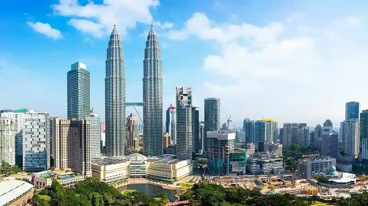 Petronas Towers, Borneo rainforest, Perhentian islands and Georgetown Penang – Malaysia travel guide 2026-2027