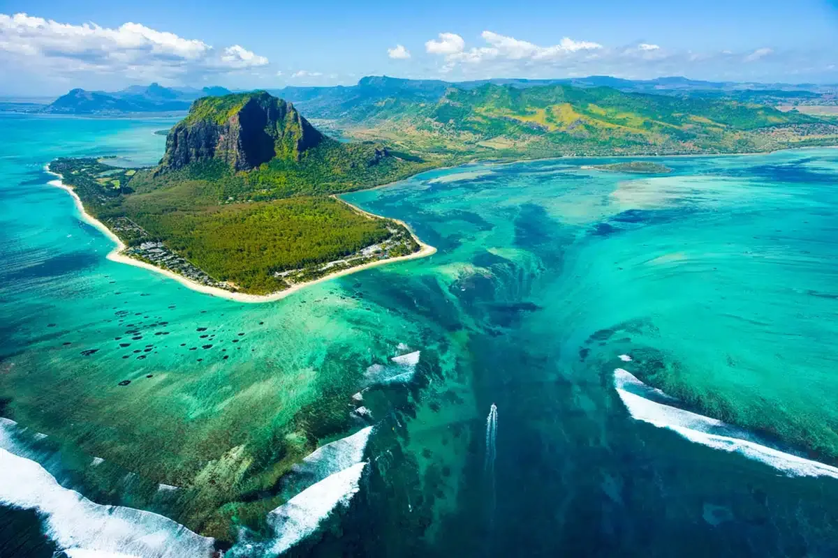 Le Morne Brabant, Chamarel seven-coloured earth, Grand Baie beach and underwater waterfall – Mauritius travel guide 2026-2027