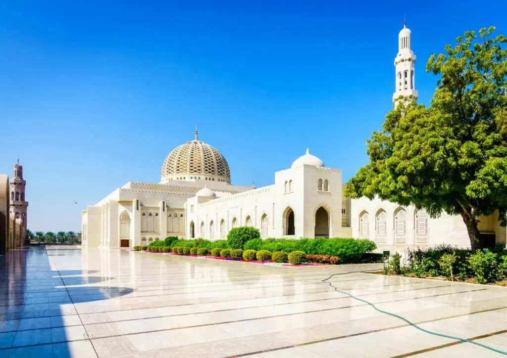 Muscat Grand Mosque, Nizwa Fort, Wahiba Sands dunes and Salalah coastline – Oman travel guide 2026-2027