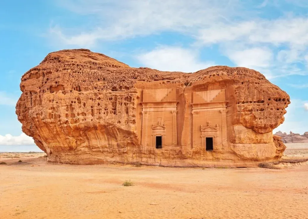 AlUla Hegra tombs, Edge of the World, Riyadh skyline and Red Sea coast – Saudi Arabia travel guide 2026-2027