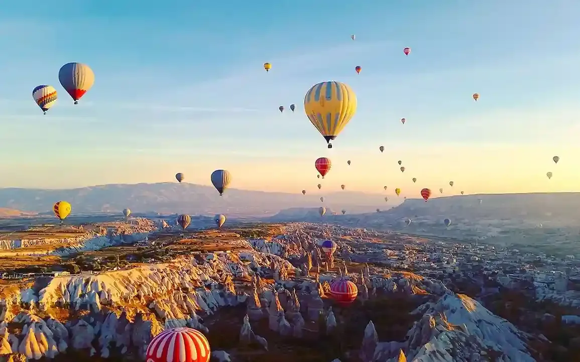 Hagia Sophia, Cappadocia balloons, Pamukkale terraces, Ephesus ruins and Mediterranean coast – Turkey travel guide 2026-2027