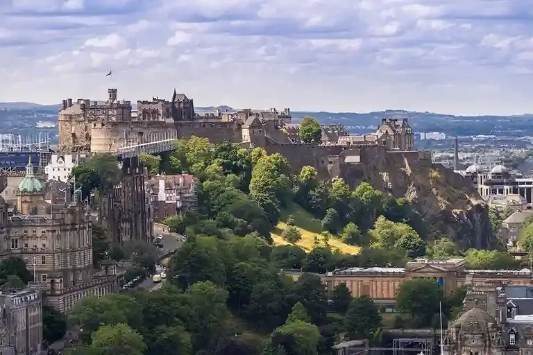 London skyline, Edinburgh Castle, Stonehenge and Scottish Highlands – United Kingdom travel guide 2026-2027