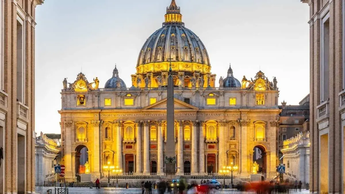 St. Peter’s Square, Basilica dome, Sistine Chapel and Swiss Guards – Vatican City travel guide 2026-2027