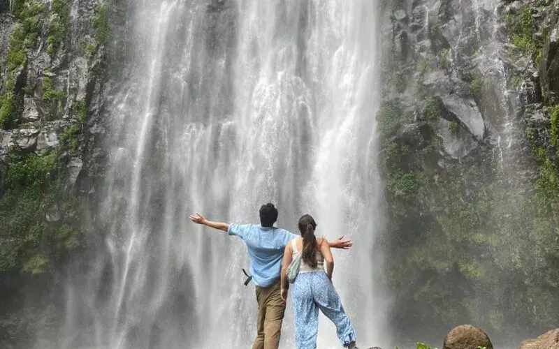 Cascades materunies entourées de forêt tropicale luxuriante