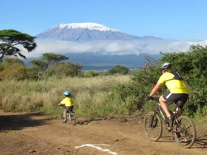 Faire du vélo à l'intérieur du parc national du Kilimandjaro
