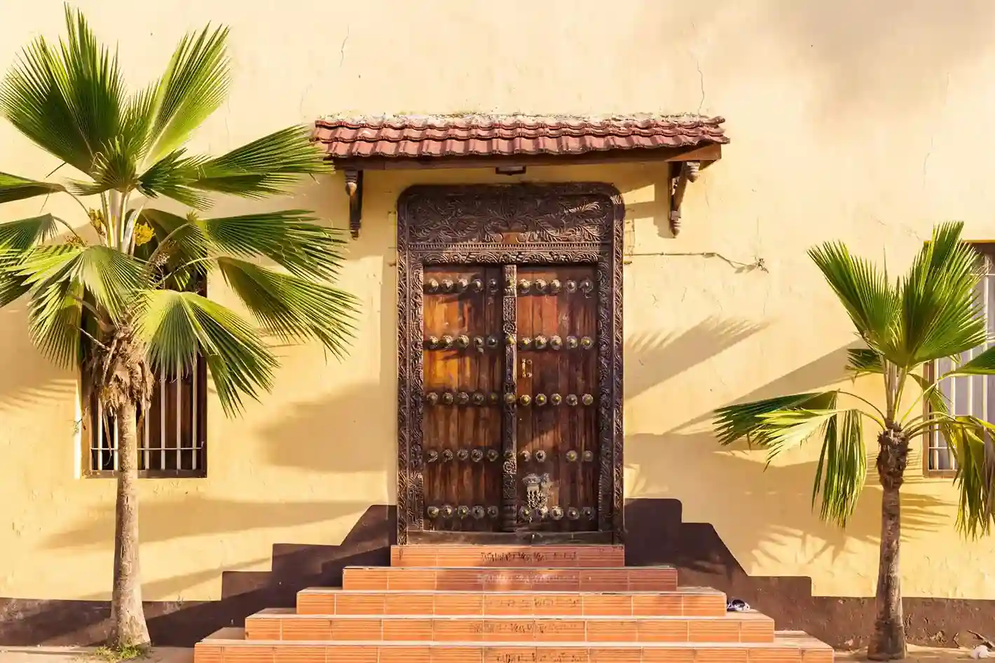 Portes de swahili complexes dans la ville en pierre